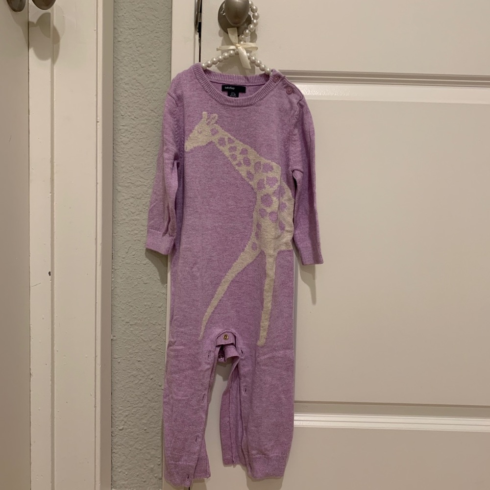 BabyGap knit onesie giraffe print 12-18m purple